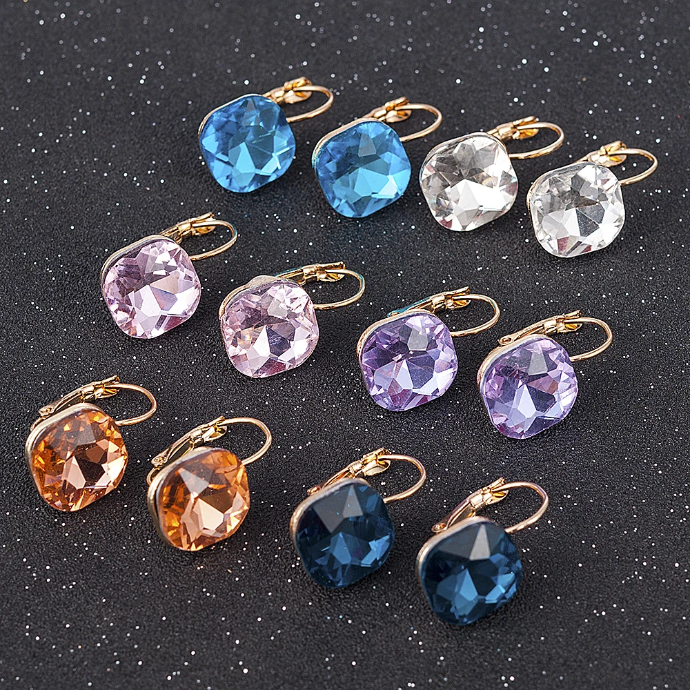 Женские серьги-гвоздики с фианитом серьги золотого цвета в минималистическом