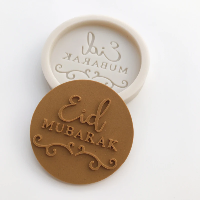 Разнообразные силиконовые формы с надписью Happy Eid Mubarak используемые для