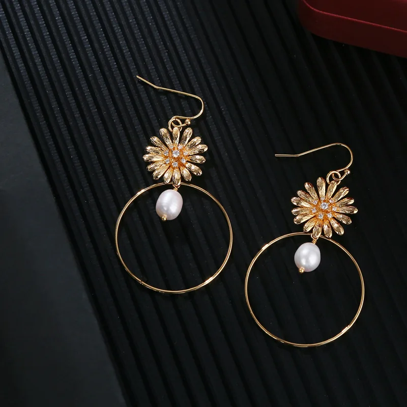 

Женские серьги в европейском и американском ретро стиле, металлические серьги в форме кольца с резными жемчужинами, 2021