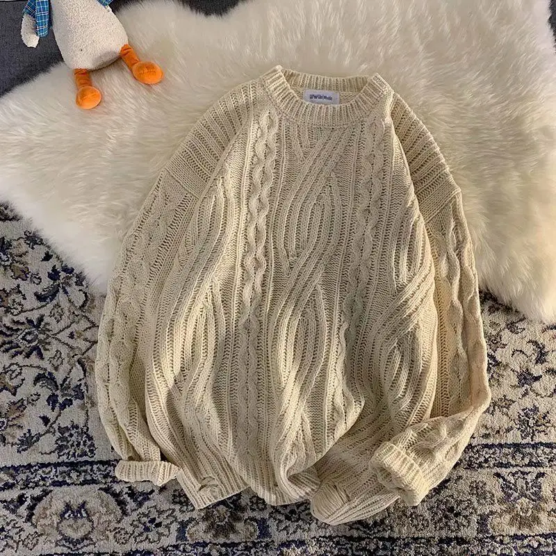 

Женский свитер в клетку с круглым вырезом и расклешенными рукавами