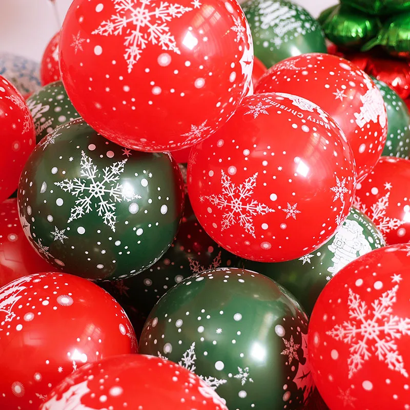 Красные и зеленый шары. Шарики в Рождество играть.