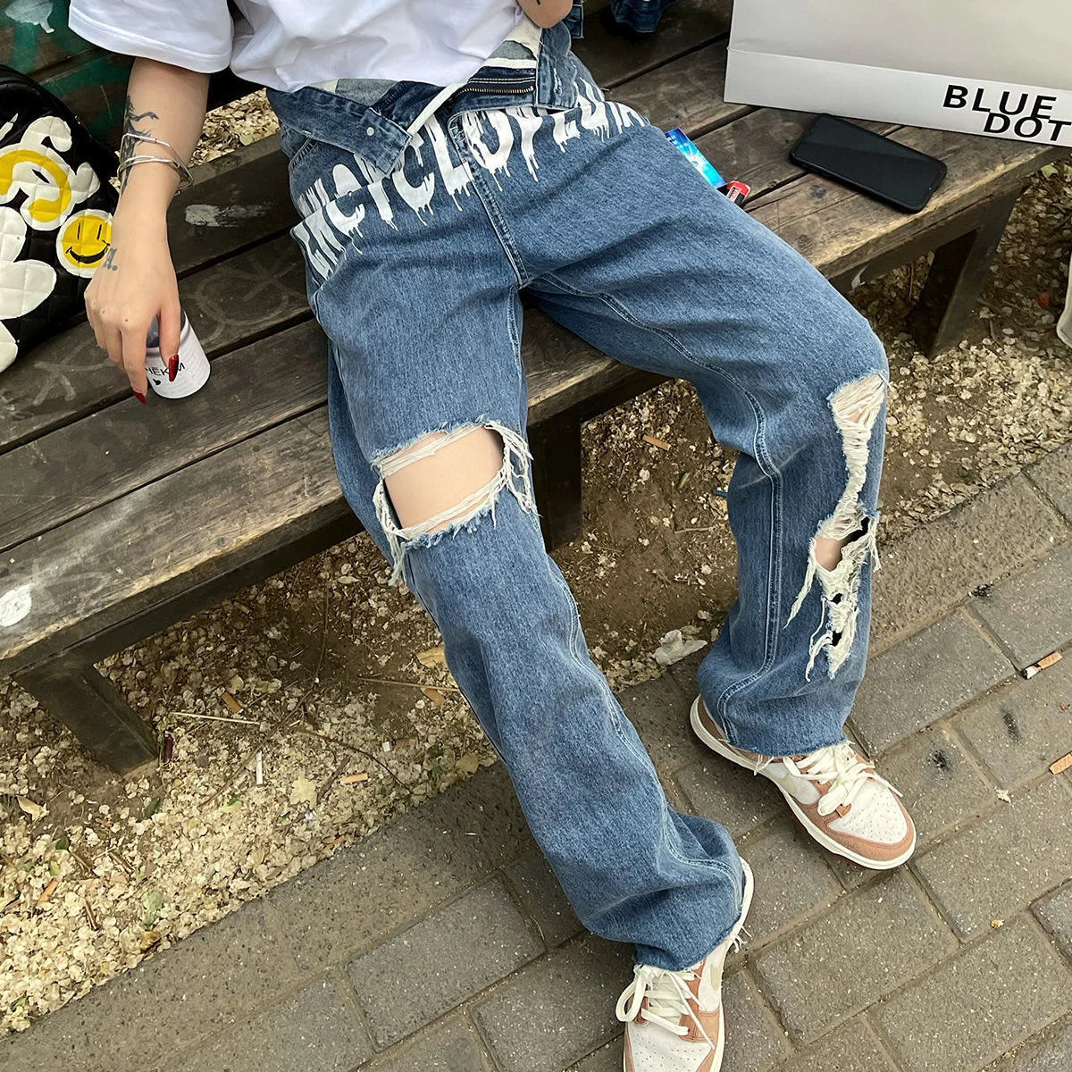 

Модные рваные джинсы для девочек, женские прямые летние свободные брюки-карго с забавным принтом букв, уличная одежда, крутые женские джинс...