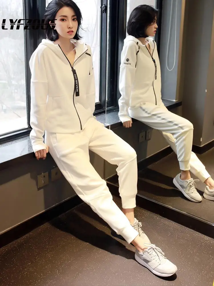 Женский спортивный костюм из двух предметов толстовка с капюшоном и надписью в