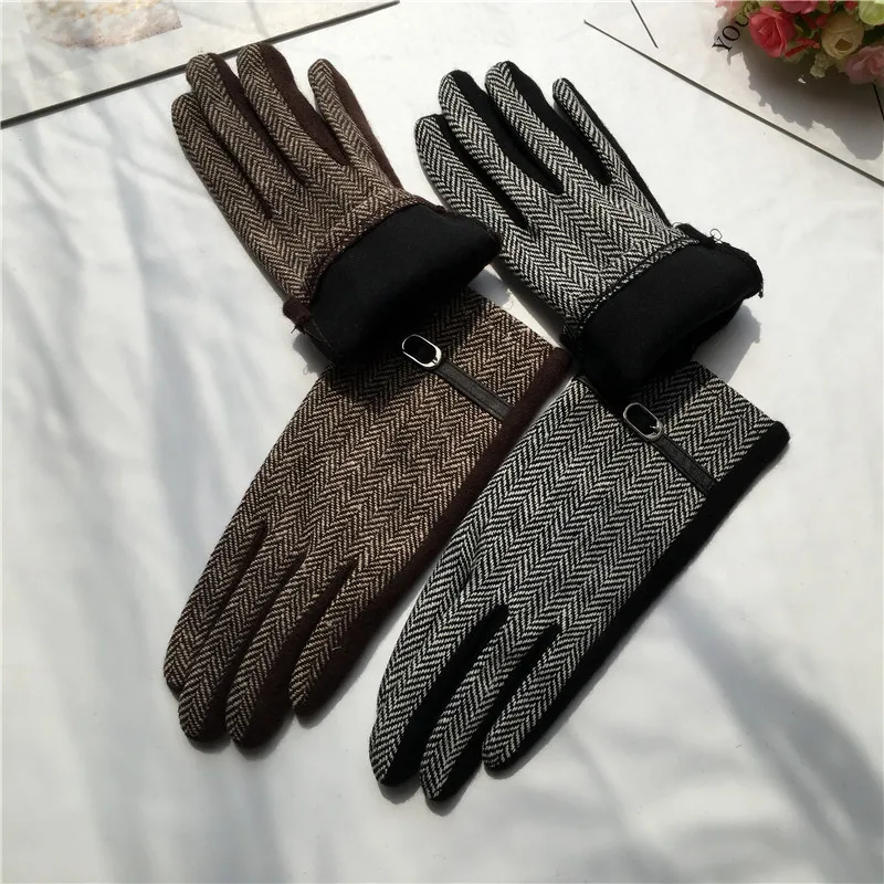Классические тонкие перчатки осенне зимние кожаные с узором в елочку пряжкой и