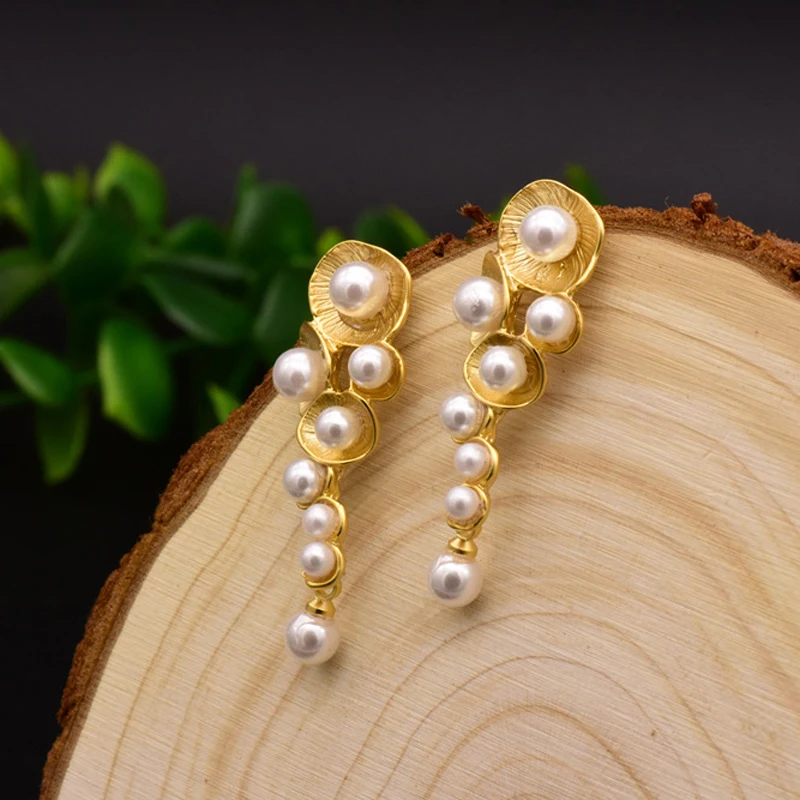 

Новый модный белый корпус жемчужные серьги в виде капель для женщин Женский растение ручной работы свадебные серьги с подвесками ювелирные...