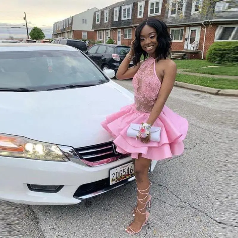 

Иллюзионное Розовое Кружевное искусственное Короткое атласное сексуальное платье с открытой спиной и лямкой на шее Многоярусное платье дл...