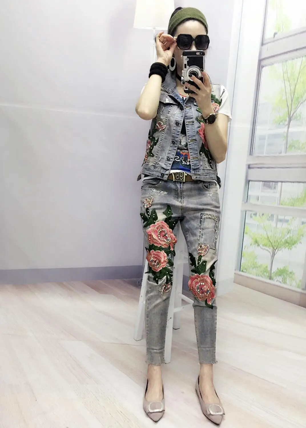 Женский комплект из двух предметов жилет с блестками и джинсовыми штанами в