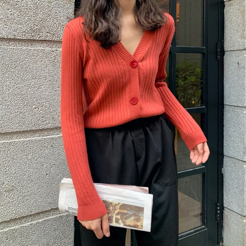 Кардиган женский трикотажный на пуговицах с V-образным вырезом |