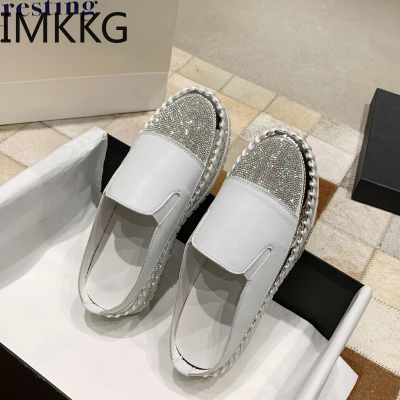 Модные женские тапочки из полиуретана с круглым носком без застежки туфли на