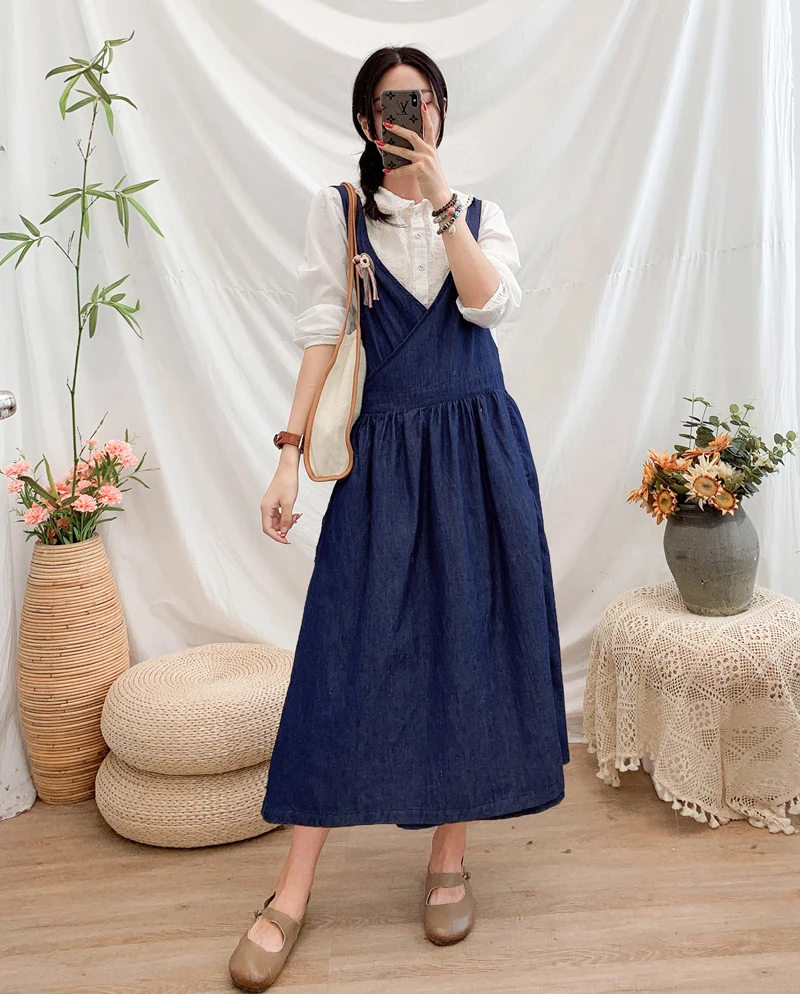 

Женское джинсовое платье миди без рукавов с V-образным вырезом