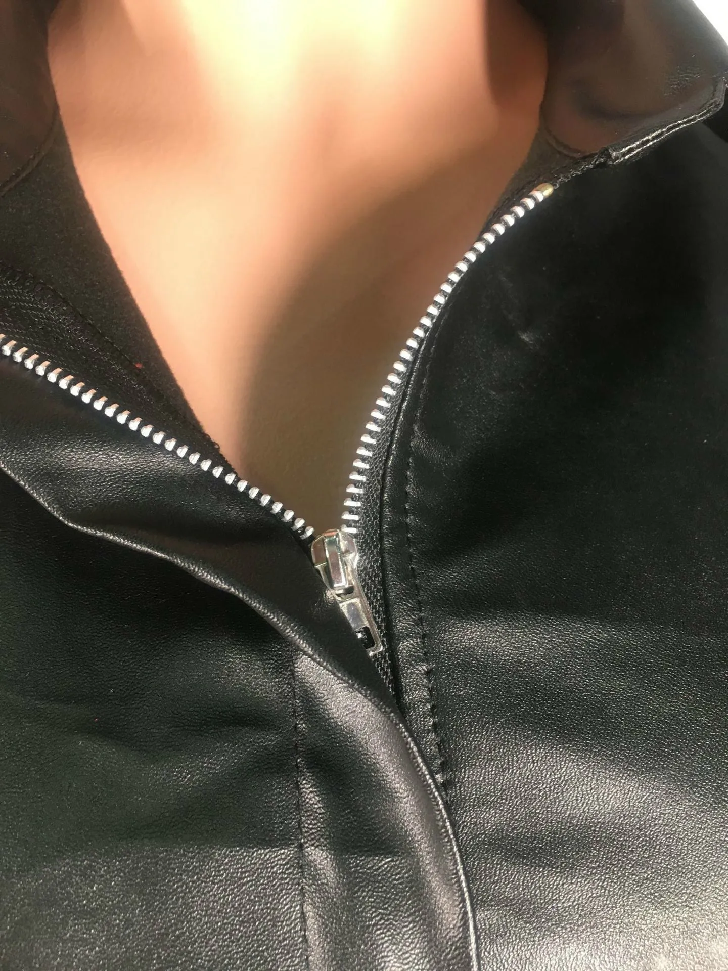 Яркие комбинезоны из искусственной кожи с отложным воротником и коротким