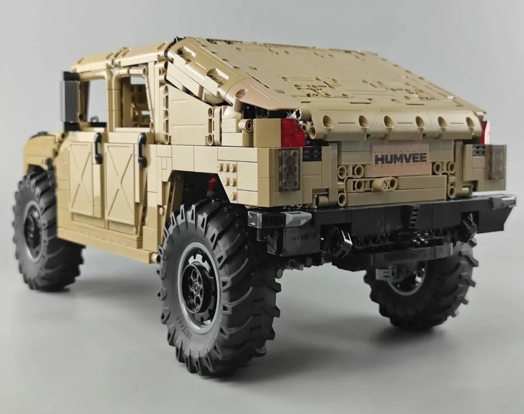 Набор строительных блоков модель HUMVEE H1 серии High-Tech Ideas классический военный