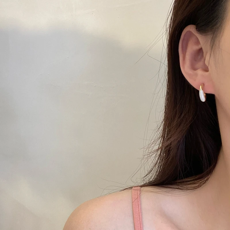 

Modern Jewelry Stud Earrings Delicate Design White Enamel Golden Plating Metal Earrings For Girl Drop Shipping