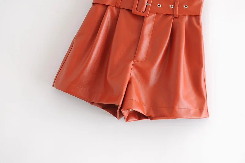 Женские шорты с поясом из искусственной кожи оранжевого цвета на зиму 2020 |