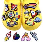 100 шт., оптовая продажа, смешанные Мультяшные космические серии, ПВХ аксессуары в виде тапочек с отверстиями, подвески для обуви астронавта, детские рождественские подарки, НЛО, Кроксы