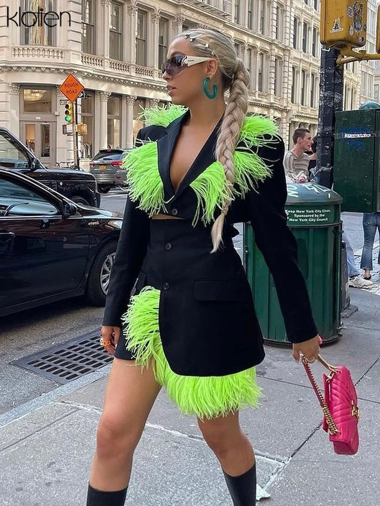 

Женское короткое пальто с длинным рукавом, V-образным вырезом и кисточками