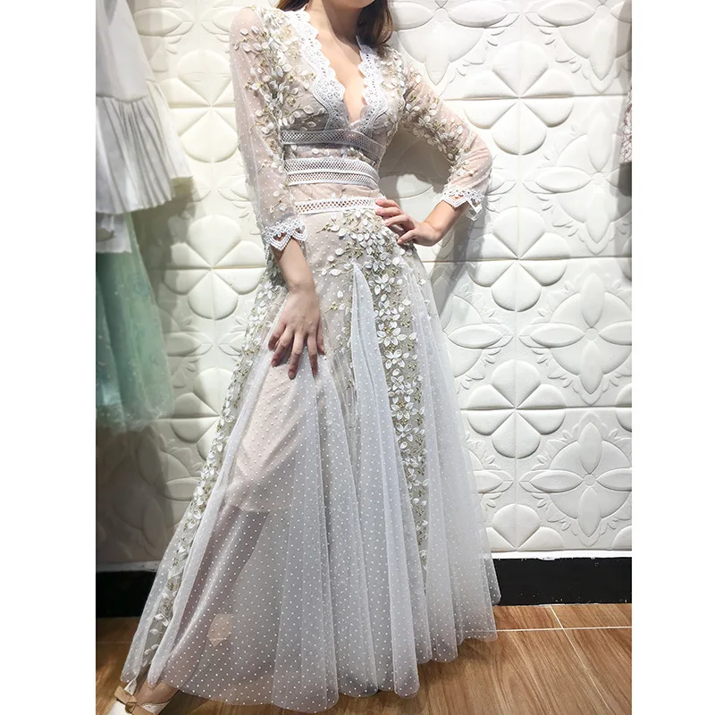 

Женское кружевное платье-миди с V-образным вырезом и вышивкой