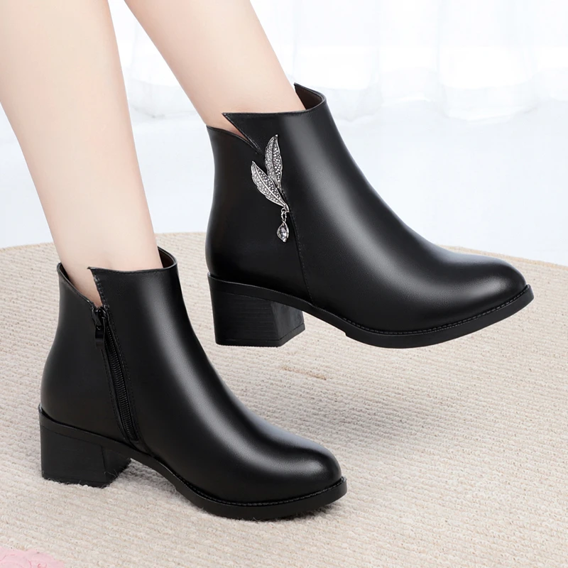 

HABUCKN Warm Wool Women Snow Boots Flat Bottom Fur Warm Shoes Genuine Leather Plush Boots Platform for Women Winter Basic Boots