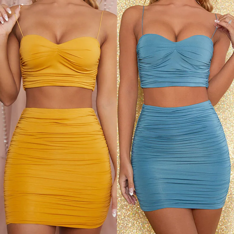 

Женский комплект из двух предметов: укороченный топ на бретельках и облегающая мини-юбка с оборками