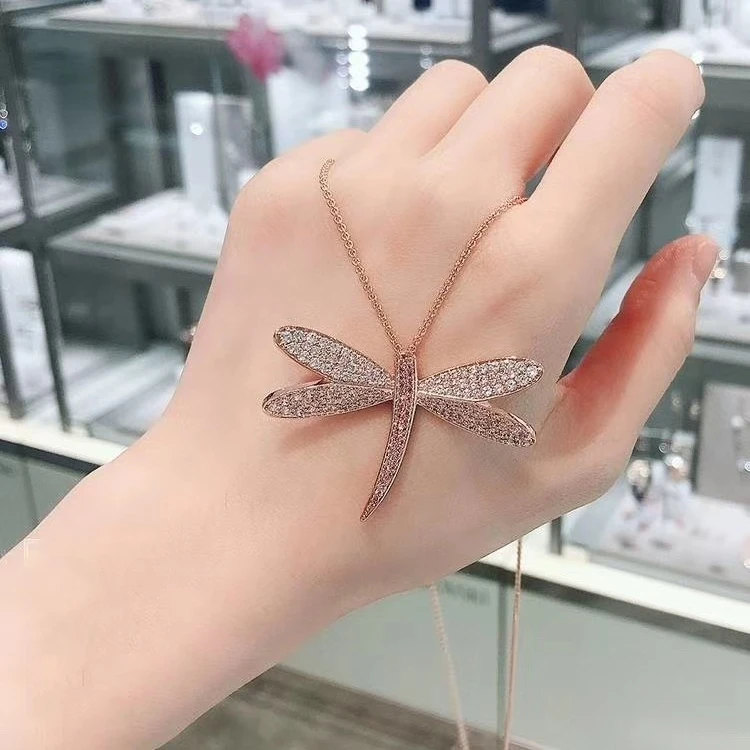 Полный кристальный микроинкрустированный камень Большой подвеска-стрекоза на короткой чокер-цепочке для женщин Розовое золотое цветное роскошное украшение.