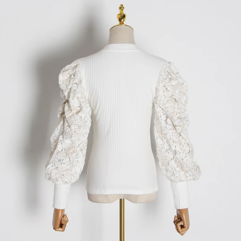 Женский свитер с вышивкой TWOTWINSTYLE черный круглым вырезом длинными