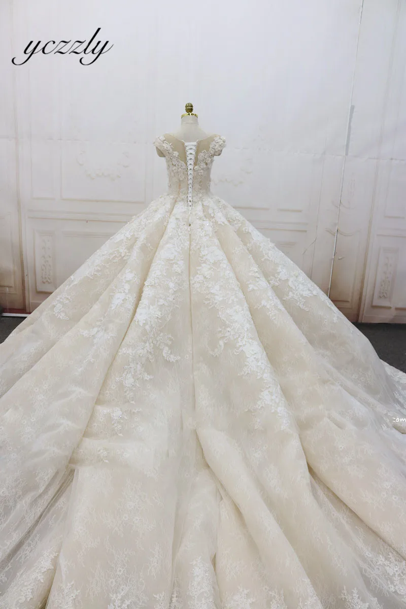 Рисунок 5 - Роскошное бальное платье с рукавами-крылышками