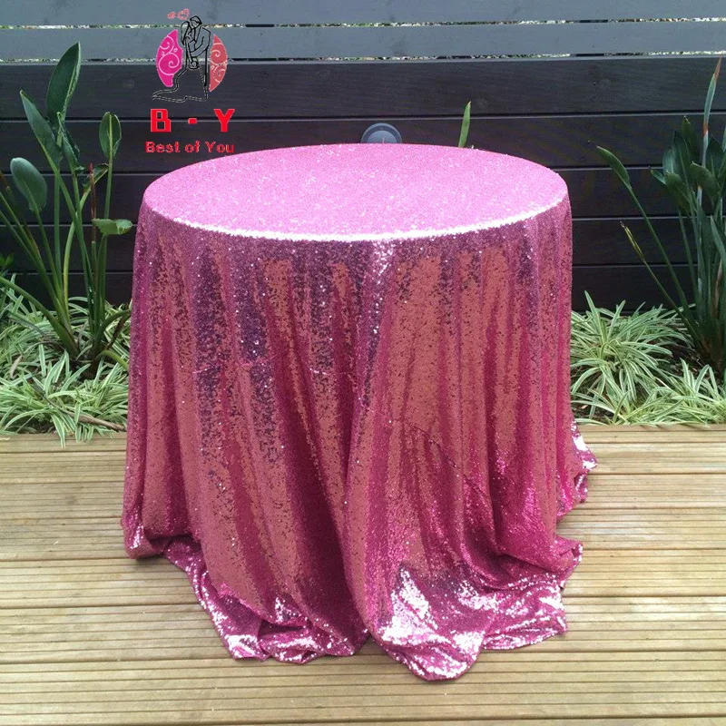 Круглая шелковая скатерть с блестками стол квадратной крышкой на столе