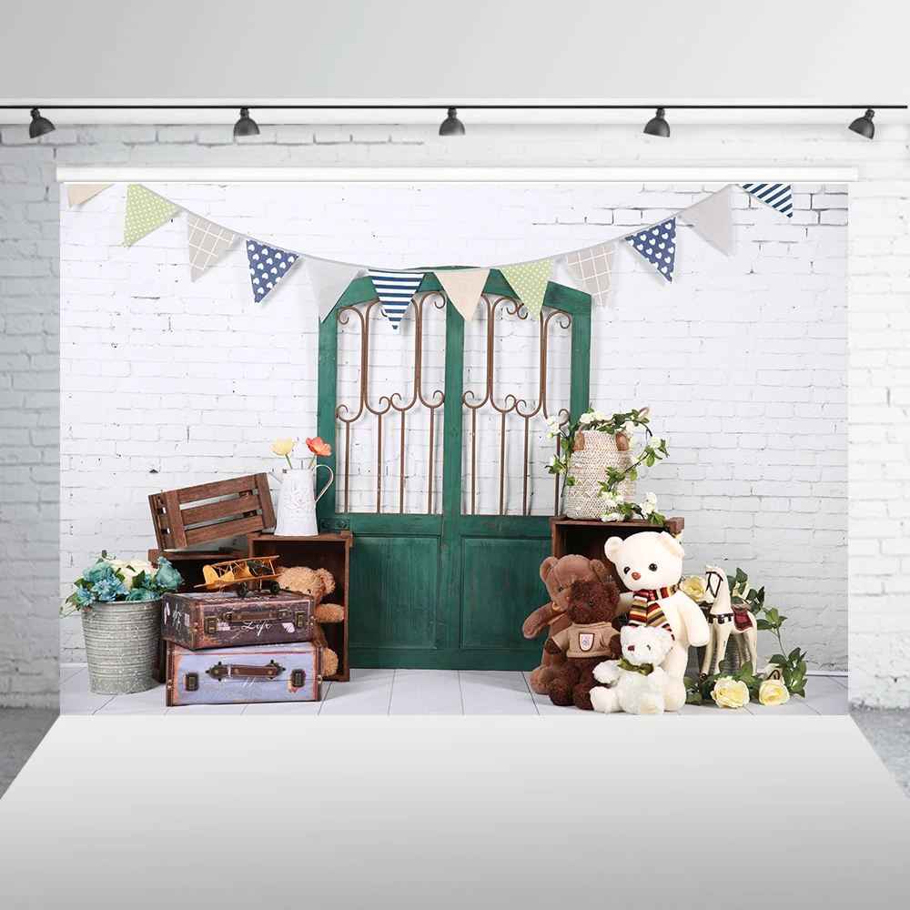 Фон для фотографирования детей с изображением белой кирпичной стены двери