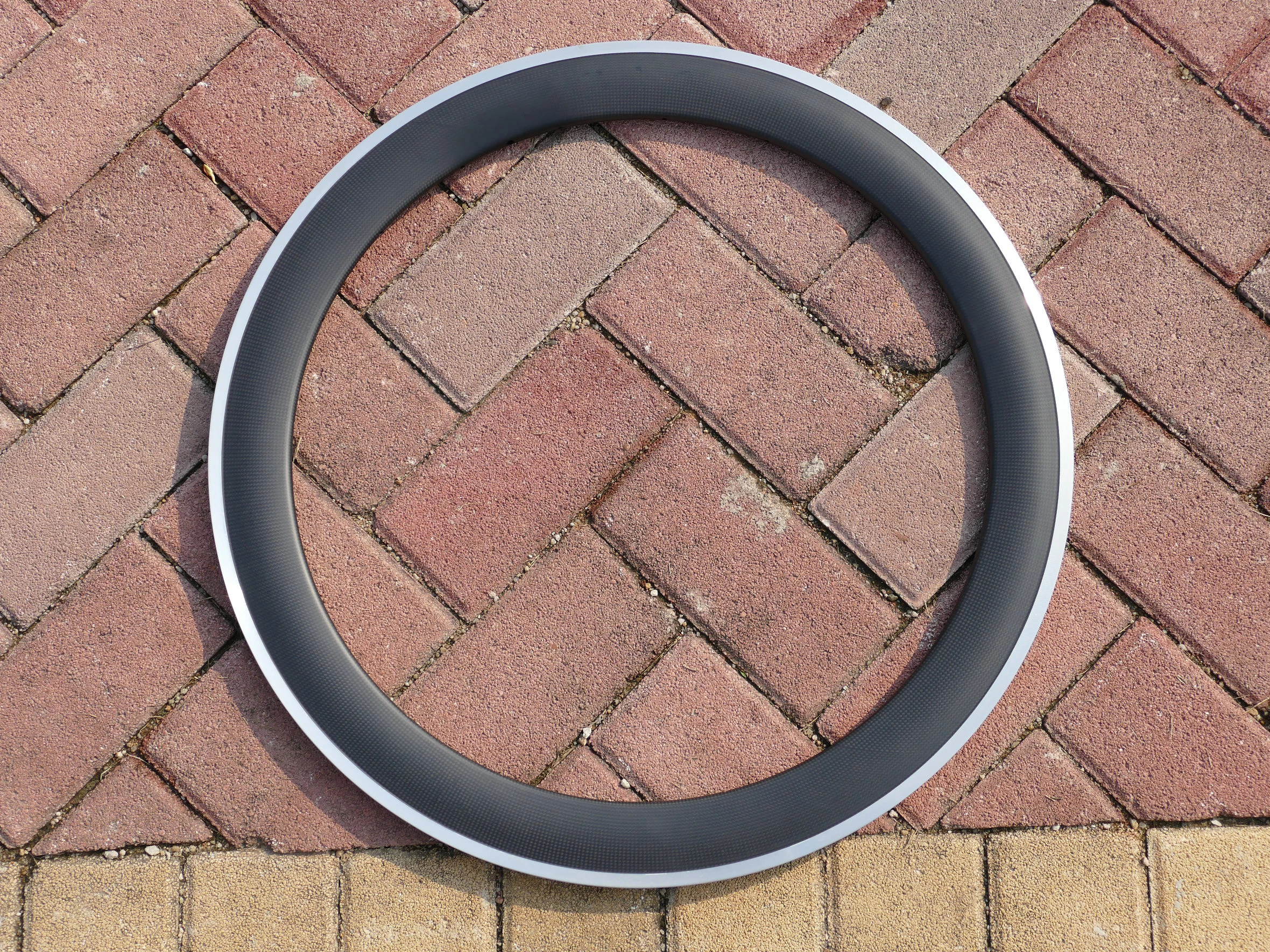 В комплект входит 1 пара ободов полностью карбоновые колесные диски для