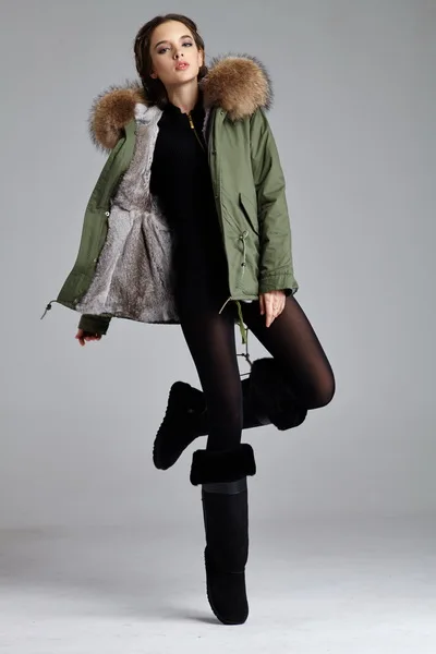Новинка Arrvial Furs Мини тонкая парка меховая подкладка капюшон из меха енота Mrs