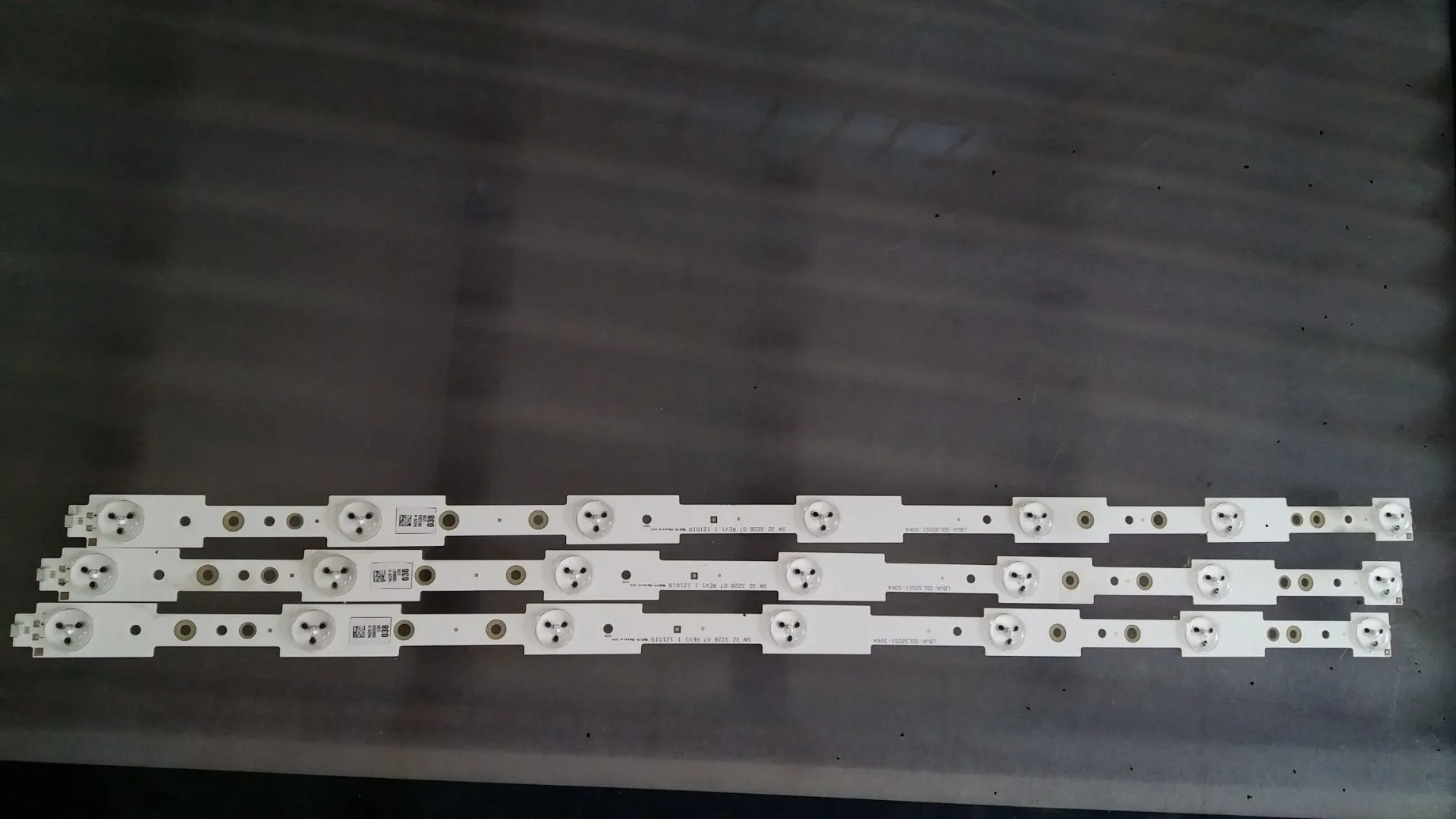 

9 PCS/lot 39" LED strip SW 39 3228 05 REV1.1 120814 5 LEDS(1 LED 3V) 420mm
