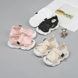 Детские сандалии; Сетчатые дышащие сандалии с вырезами для маленьких девочек; Вечерние мягкие туфли на плоской подошве с закрытым носком для малышей 1-4 лет