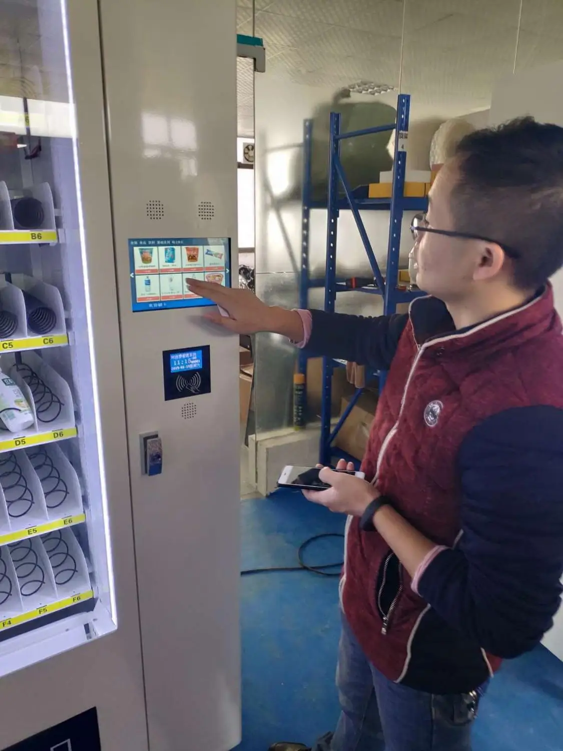 Cold beverage mechandiser combo vending machine drinks and snacks cabinet with lift system | Безопасность и защита