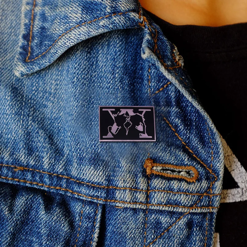 Эмалированная брошь Hunter X с V-образным логотипом на черном фоне