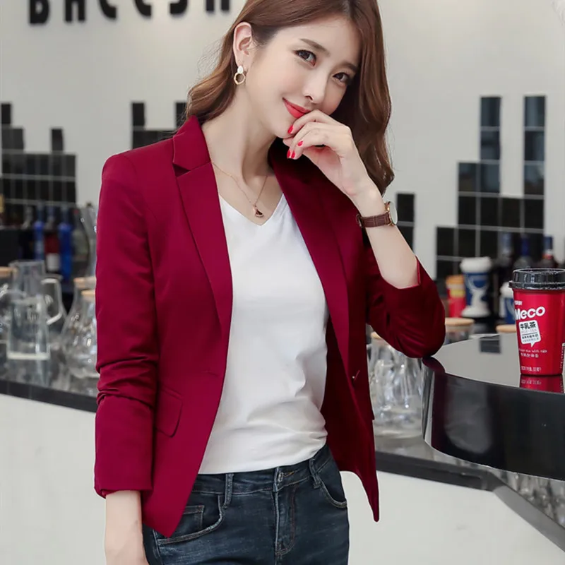 Женский короткий костюм винно красного белого черного цветов приталенный