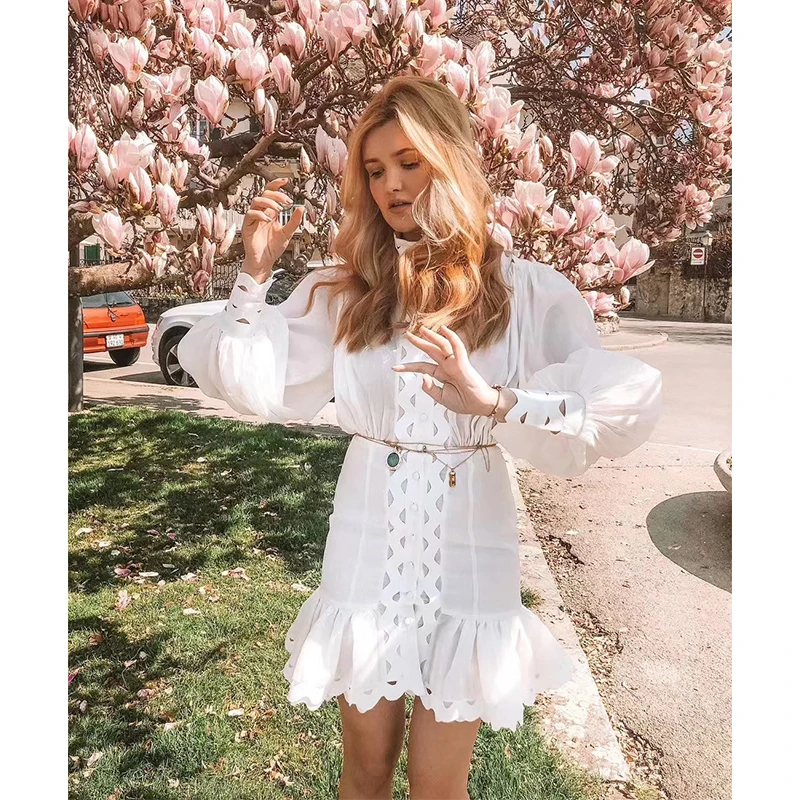 Винтажное белое платье в стиле корта с вышитыми волнами и рукавами-фонариками |