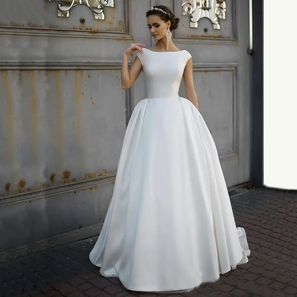 Матовое атласное простое свадебное платье А-силуэта с высоким воротом без