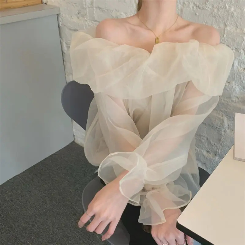 Женская кружевная блузка с рукавами-фонариками и вырезом лодочкой | одежда