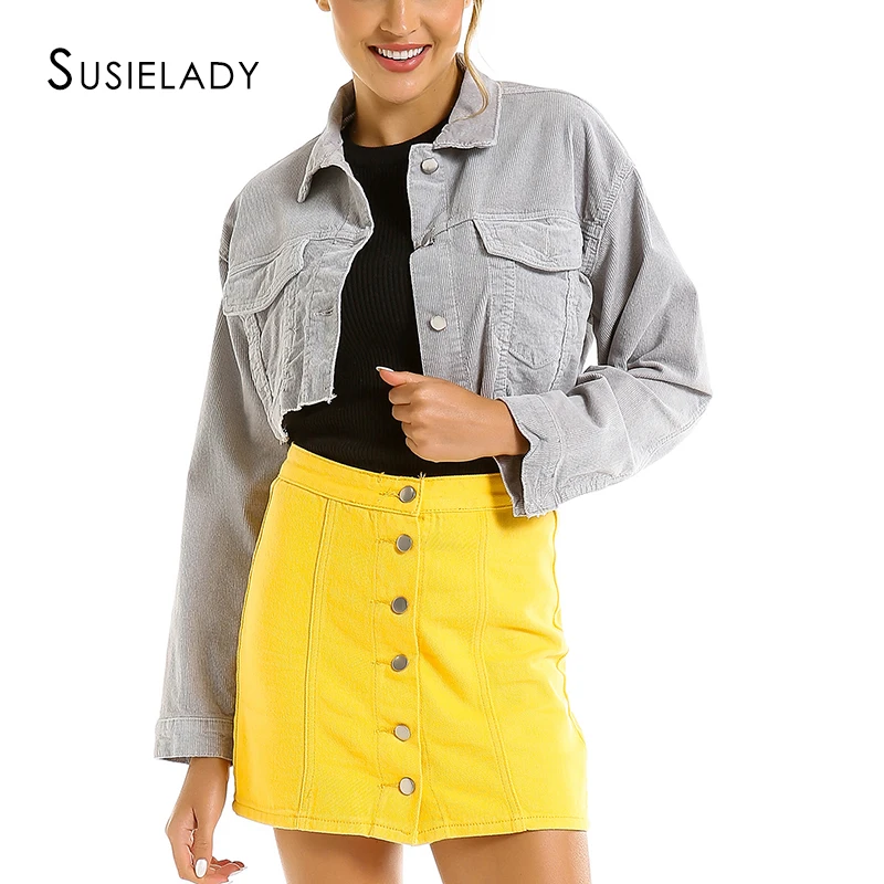 Женская короткая джинсовая куртка укороченная на пуговицах с меховым воротником