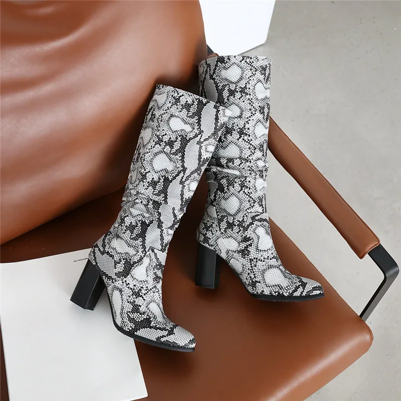 Женские сапоги YMECHIC на блочном каблуке со змеиным принтом без застежек черные