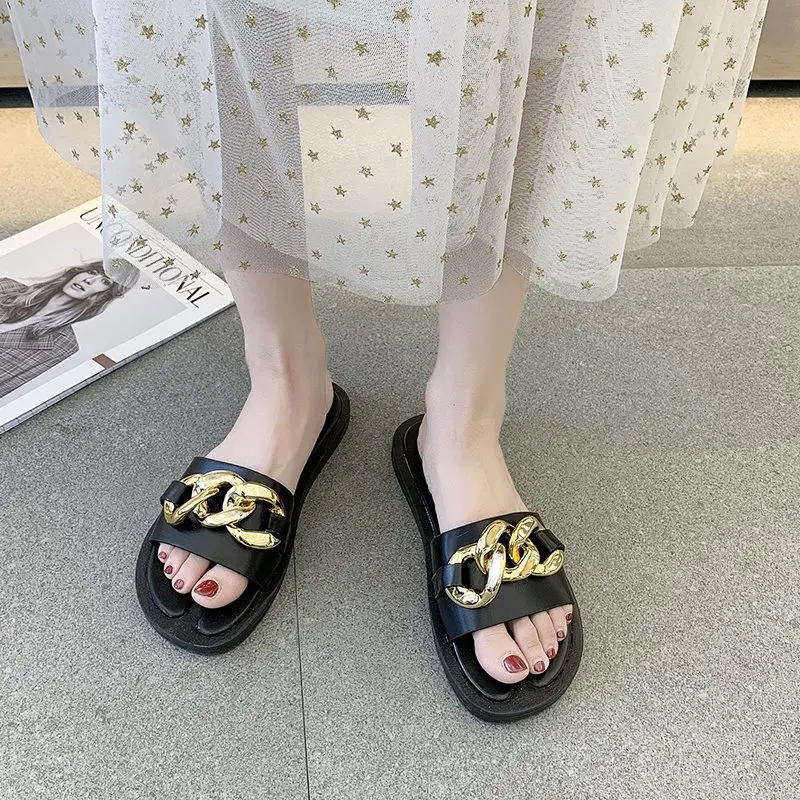 

Women Slippers 2021 Spring Summer Ladies Fashion Gold Chain Metal Decoration Flat Shoes Sandals Black White Casual Beach Slipper
