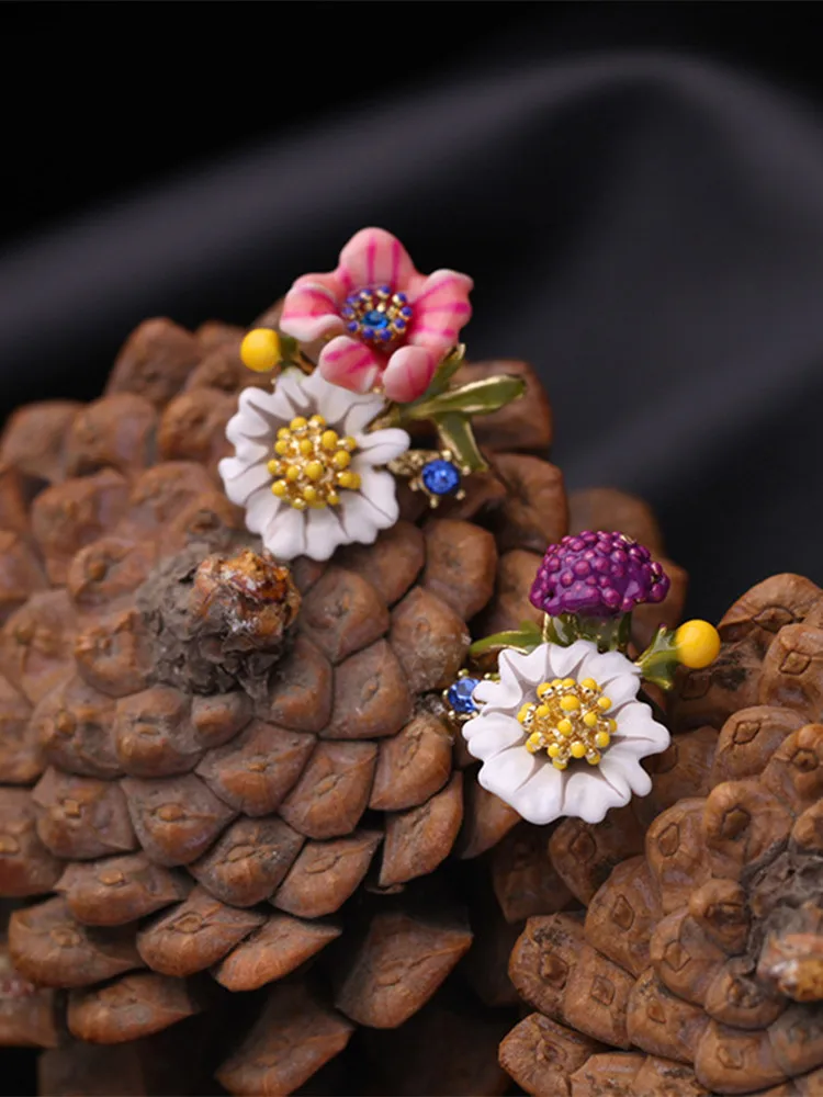 

Three-dimensional Daisy Asymmetric Earrings Temperament Simple and Versatile Girl Ear Jewelry Enamel Glaze Flower Stud Earrings
