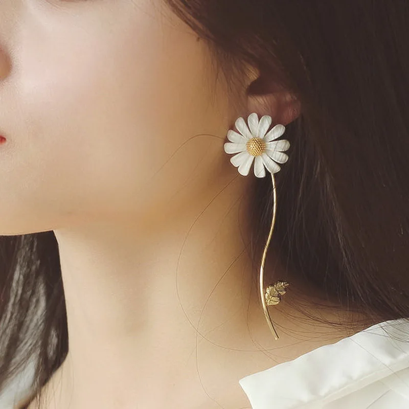

New Fashion Elegant Daisy Flower Stud Earrings for Women Korean Female asymmetric Daisy Statement Earring Party Jewelry Gifts