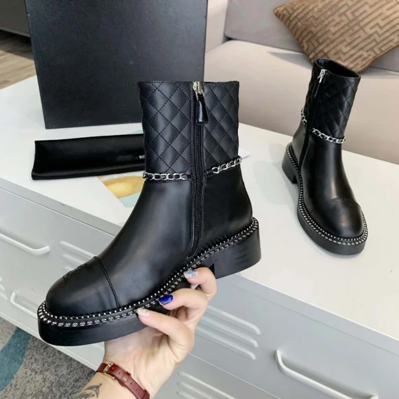 

2021 Роскошные Брендовые ботильоны на цепочке, женские кожаные высокие ботинки с боковой молнией, мотоциклетные ботинки Martin на толстой подош...
