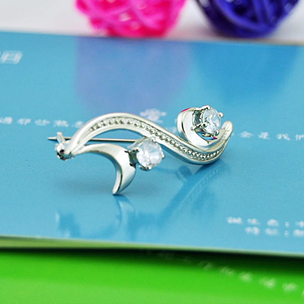 Новая женская брошка из серебра 925 пробы украшенная цирконием инкрустированная