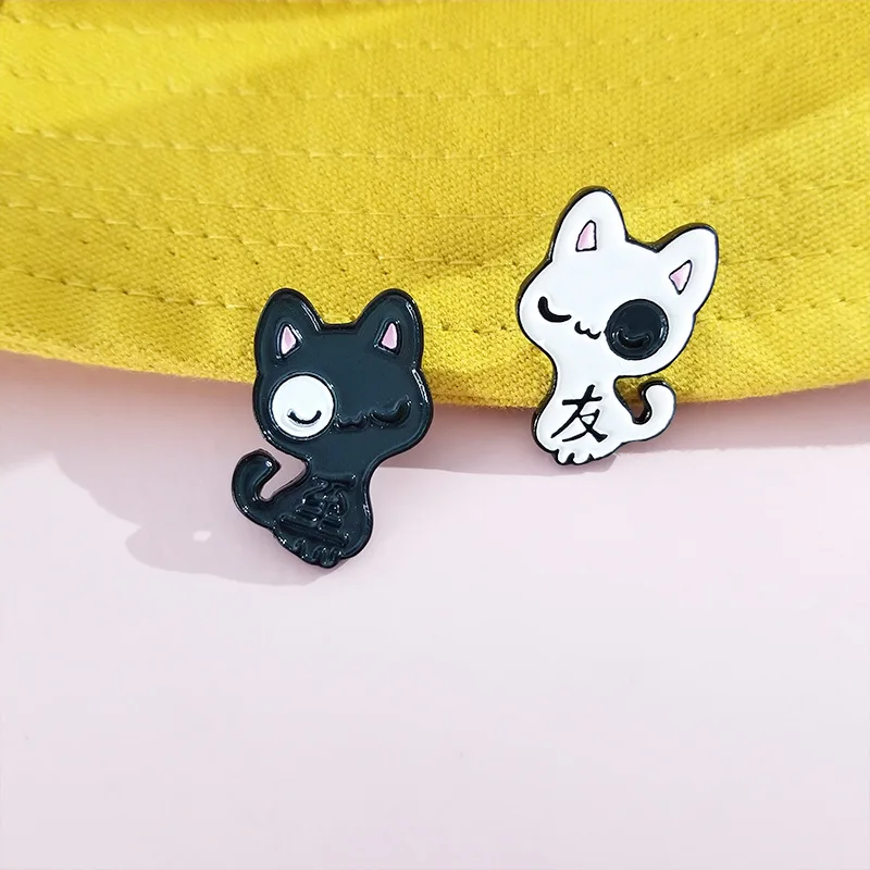 

Black and White Cat Enamel Pins Couple Cats Brooches Cartoon Cute Animal Backpack Lapel Custom Badges Jewelry Gifts for Friends