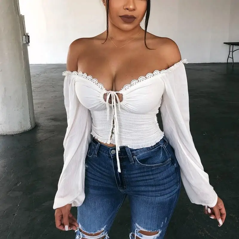 Весенняя кружевная блузка с глубоким вырезом и открытыми плечами женская