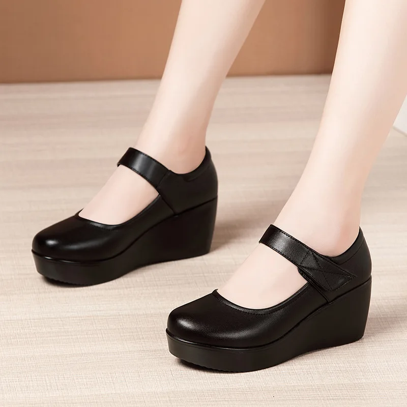 

Plus Size 32-43 Shallow Soft Leather Mary Janes Mother Shoes 2023 Spring Med Heels Platform Wedges Shoes for Women Dance Work