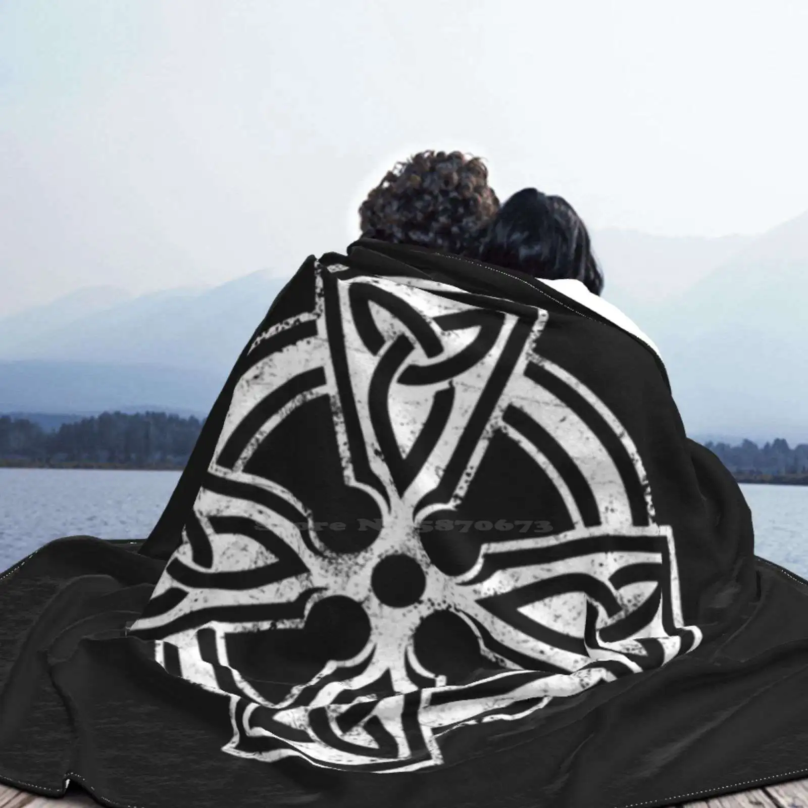 Крест целтской мифологии с Triquetra и гранж эрозированная отделка на черном фоне Hd