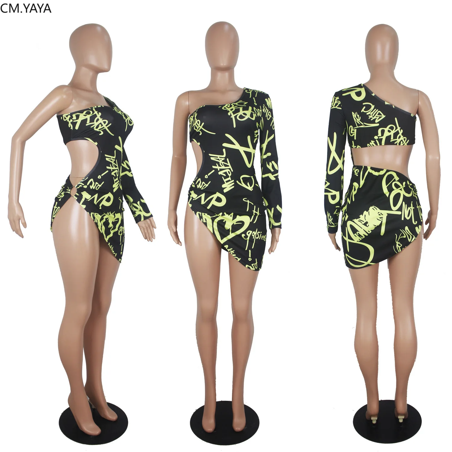 Женское облегающее мини-платье средней длины на одно плечо с буквенным принтом и